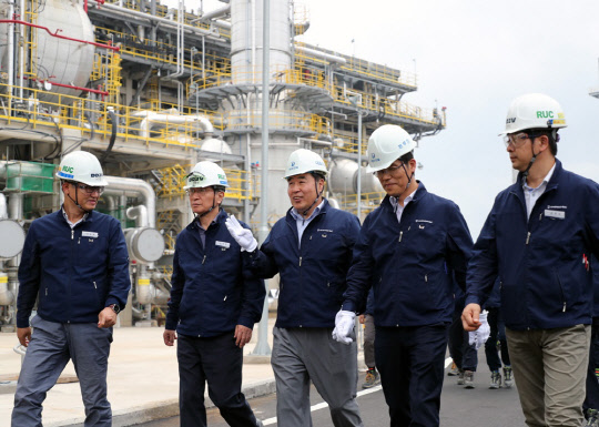 김형 대우건설 신임 사장이 26일 취임 후 첫 행보로 울산 에쓰오일 잔사유고도화처리시설 현장을 방문해 시설을 둘러보고 있다. 대우건설 제공